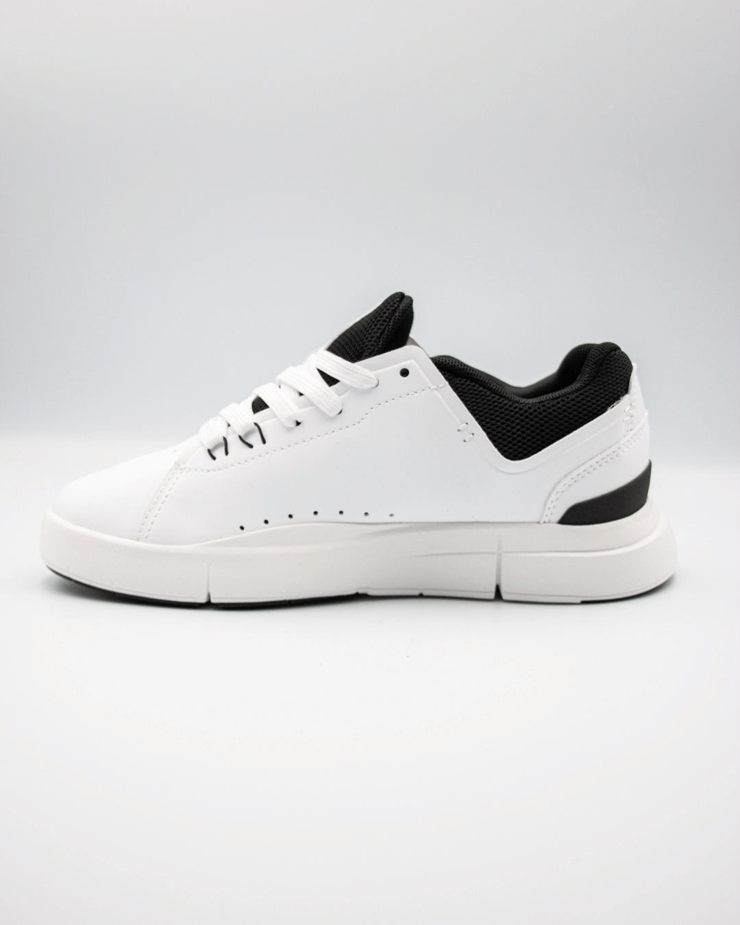 On The Roger Advantage White/Black